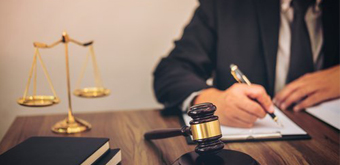 刑事案件哪些人可以委托律师？